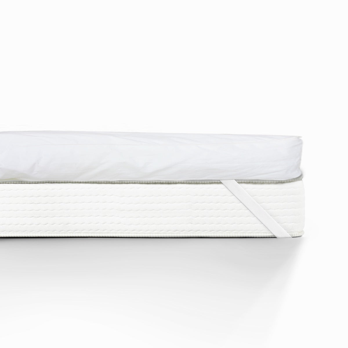 Topper (Colchoneta Rellena de Microgel) con forro de 233 Hilos 100 % Algodón suave y comfortable con resortes en las esquinas y con altura de 8 a 10 cm.